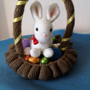 Coniglio di Pasqua con cestino e uova